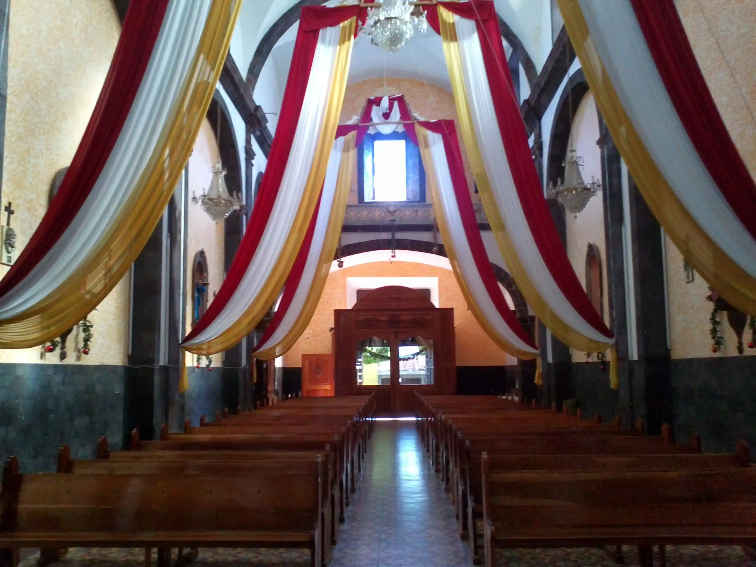 Templo de la merced vista interior bancas.